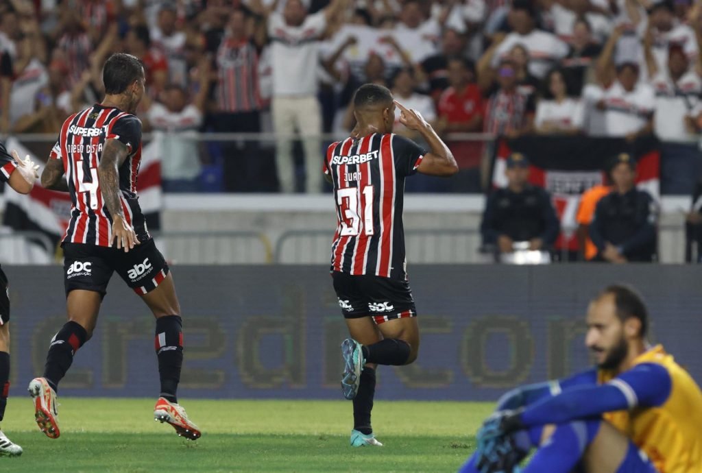 São Paulo FC avança em negociação para substituir Calleri: renovação de contrato de Juan é prioridade