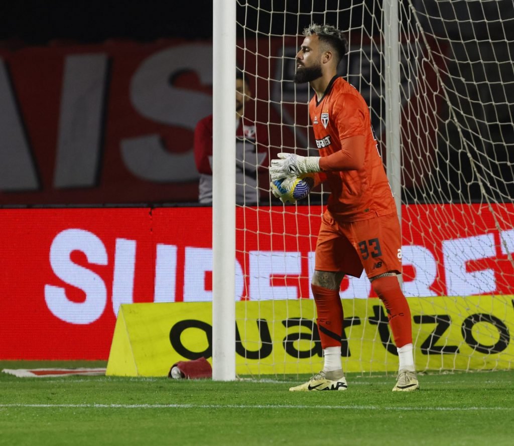 Jandrei Falha no Jogo contra Criciúma: Confiança do Goleiro do São Paulo em Cheque