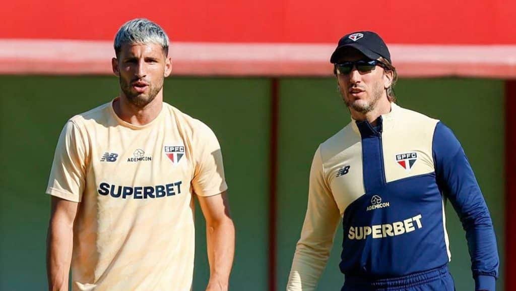 Zubeldia elogia a performance do São Paulo e questiona a anulação do gol de Calleri