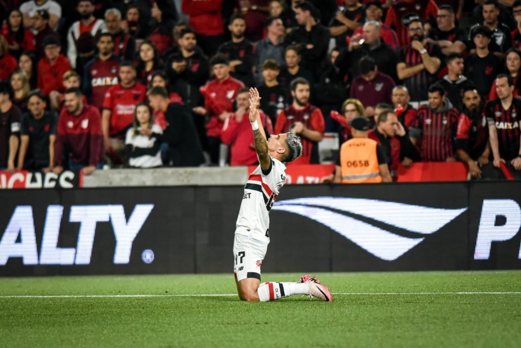 Calleri brilha mais uma vez, e São Paulo quebra tabu histórico em triunfo contra o Athletico Paranaense