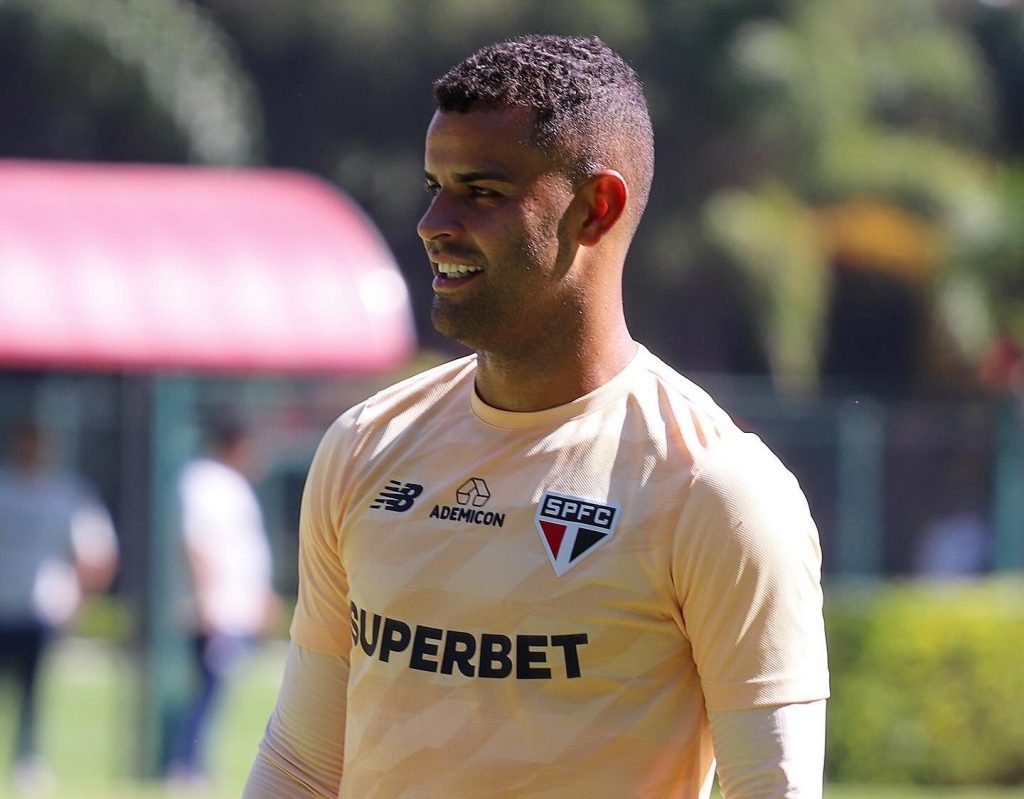 São Paulo Resiste à Investida do Cruzeiro pelo Volante Alisson