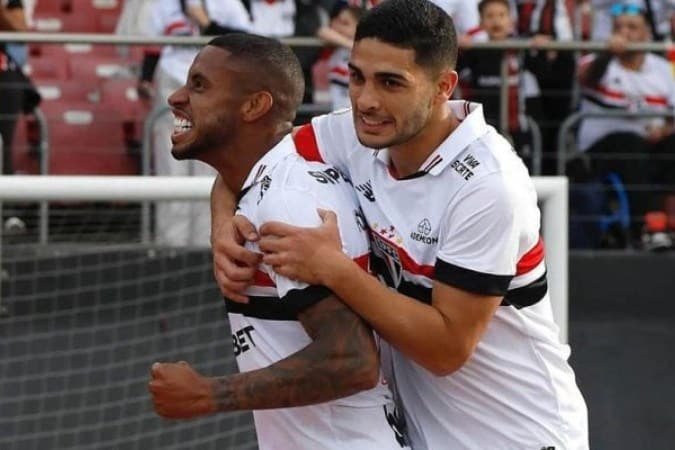 São Paulo Vence Atlético-GO com Gol de André Silva e se Consolida no G-6 do Brasileirão