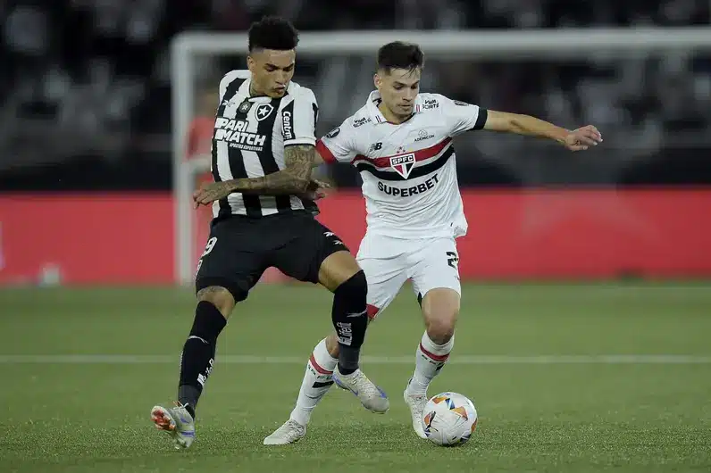 Dirigível do São Paulo cai em Osasco durante teste para jogo da Libertadores; clube se pronuncia sobre o incidente